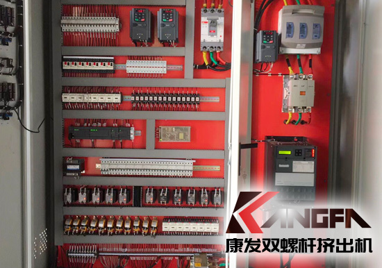 JSH-K超高速高扭低速高扭系列K75機(jī)型雙螺桿擠出機(jī)機(jī)筒內(nèi)徑73mm、主機(jī)功率280-450KW、參考產(chǎn)量達(dá)600-1500KG/H。