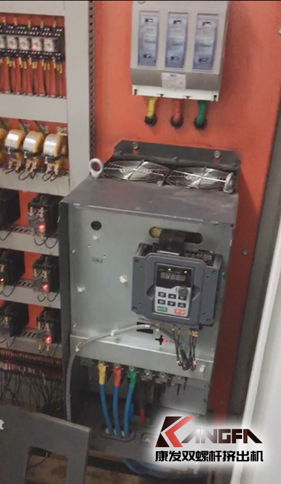 康發雙螺桿擠出機客服人員五一奔赴浙江為客戶變頻器修理維護