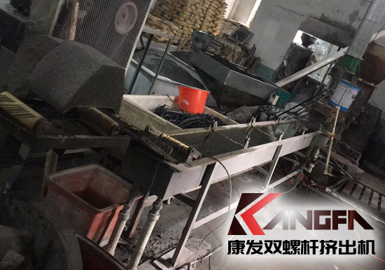 生產使用時間超十五年老設備sjsh系列雙螺桿擠出機完成了它的使命，正式走下舞臺