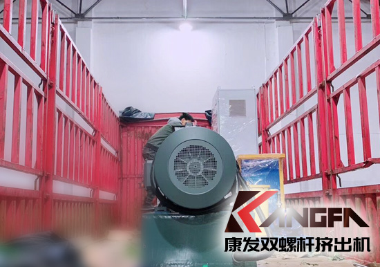 發貨速遞|公司新一批雙螺桿擠出機設備細心打包、裝車進行發貨 