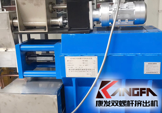目前業內雙螺桿擠出機是由截面相同但加工時錯開一定角度的一組塊組成。