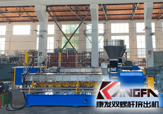 雙螺桿擠出機生產制造百分之三十長纖增強尼龍六熱膨脹系數與金屬材料相當，在機械工程配件、汽車、航空、體育器材領域應用更加廣泛。