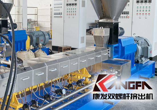 雙螺桿擠出機及擠出段螺棱表面金屬材料和機筒內(nèi)壁表面金屬之間的“接觸磨損”，我們也可以稱之為“匹配磨損”。相同金屬材質(zhì)之間的“接觸磨損”，在機筒和螺桿均采用滲氮鋼的材料制造，而且經(jīng)過相同的氮化處理工藝手段，其量化的“匹配磨損速率”顯然不容樂觀。