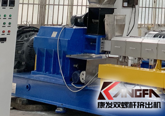 各種各樣的節能新技術已經應用于擠出技術的各方面，從擠出機本身的螺桿結構改進，再到新型驅動式電機應用以及各種新型加熱方式技術的應用，都在推動PET雙螺桿擠出機行業向著更加節能降耗、高產高效的方向發展。