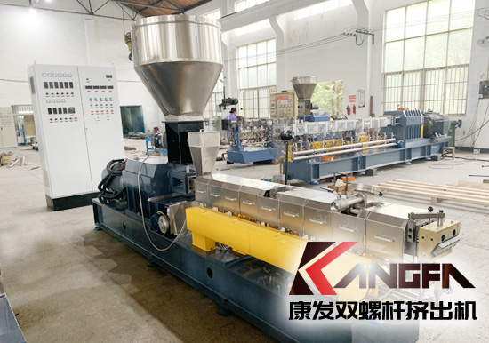 提升行業競爭力、進一步開拓和擴大康發雙螺桿擠出機設備出口市場。圖為康發出口東南亞國家JSH-52標準化雙螺桿擠出機設備。設備長徑比28-56， 主電機功率 （37-55kw）， 螺桿轉速 (300-600rpm) ，最大扭矩 （2*1100N.m）， 參考產量 （100-400kg/h）。