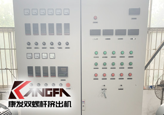 使用雙螺桿擠出機機械設備應嚴格參照使用說明書要求使用，務必切記電源等安全問題，如果使用過程中還有其他問題，歡迎隨時撥打康發雙螺桿擠出機廠家服務電話13905153410，謝謝！