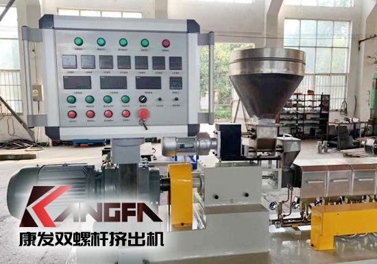 學校及實驗室用康發(fā)20型雙螺桿擠出機。該機型適用于學校及企事業(yè)單位高分子聚合物合成，混煉，配方研發(fā)，擠出造粒，配合其他試驗儀器一起使用！康發(fā)20型雙螺桿擠出機好用、實用、價又實！暢銷高校及企業(yè)試驗室！