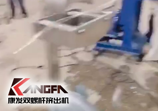 標準65型雙螺桿擠出機出口設備帶料試機成功——PET拉條塑料擠出顆粒