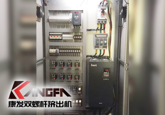 標準化全新雙螺桿擠出造粒機組非常可靠有效的設計理念，保證了擠出的可靠運行。高扭矩專用驅動系統，齒、軸為高強度合金鋼，滲碳、磨齒處理。