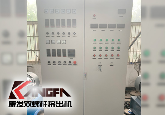 雙螺桿擠出設備主要運用于pvc、rpvc等塑料材質物體，擠出、造粒等，下文就擠出設備自我保護裝置做一些簡單介紹。 