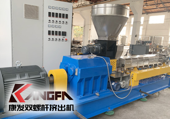 一批次標準化全新雙螺桿擠出機設備正進入緊密安裝調試階段，出廠在即