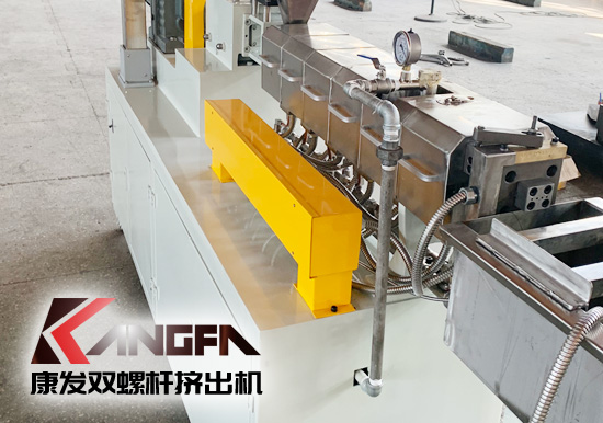 塑料廠實驗室研究專用康發20型雙螺桿擠出造粒機組設備，機筒內徑 20mm/長徑比 28-48/主電機功率 5.5kw/螺桿轉速 100rpm/參考產量 5-20kg/h。