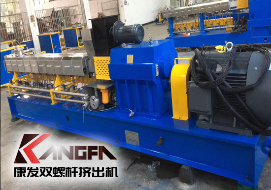 南京的秋天總是轉瞬即逝,轉眼寒冬來臨！南京康發雙螺桿擠出機與客戶成功合作的好消息頻頻不斷，經過我司全體員工的辛勤努力，此次標準型雙螺桿擠出機設備生產項目按時保質保量地完成了生產，并按照相關規定完成了裝車、實現了順利發貨。