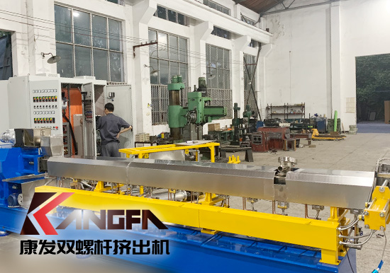 螺桿轉速、壓縮比、電熱溫度設定、長徑比、背壓等影響雙螺桿擠出機設備塑化品質的主要因素