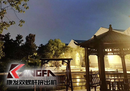 看華燈初上...一排排燈火通明車間，碧藍(lán)的鐵屑，炫目的電焊弧光，金屬的撞擊聲...原來的廠區(qū)的夜景是如此的美麗！