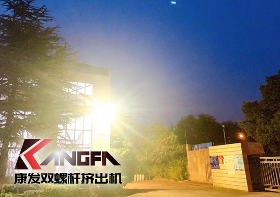 看華燈初上...一排排燈火通明車間，碧藍(lán)的鐵屑，炫目的電焊弧光，金屬的撞擊聲...原來的廠區(qū)的夜景是如此的美麗！