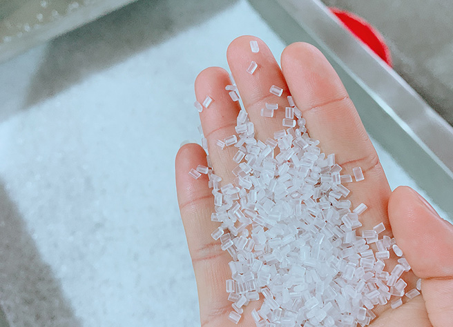 料子表面光滑，顆粒大小均勻。