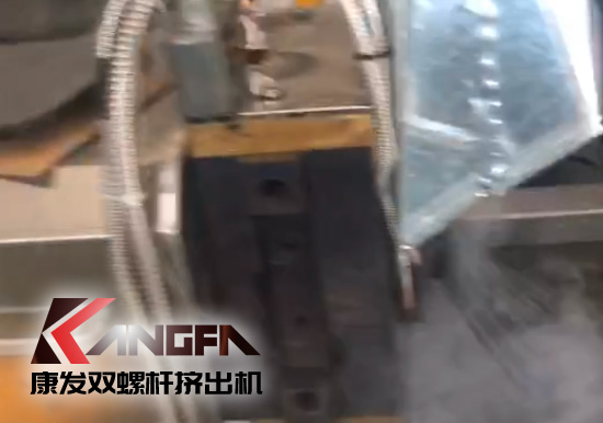 延長設(shè)備使用壽命，提升客戶滿意度！康發(fā)加強對雙螺桿造粒機的維護包養(yǎng)工作