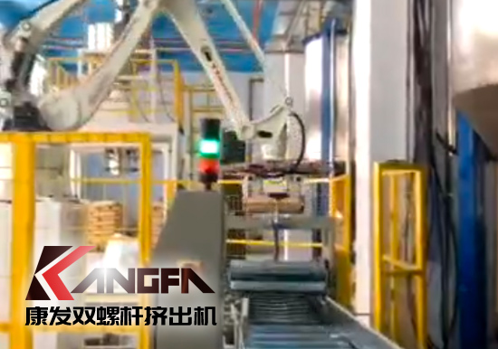  機械手臂應用于雙螺桿擠出造粒機組現代化生產線！靈活部署,降低生產成本,全面提升雙螺桿造粒生產效率！