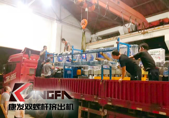 總裝車(chē)間：眾志成城齊奮戰(zhàn) 全力以赴保發(fā)貨 確保雙螺桿擠出機(jī)設(shè)備按期交付至顧客手中。