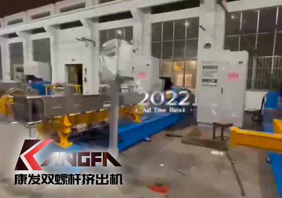 機(jī)器轟鳴的生產(chǎn)車間……年度沖刺號角已吹響！斗志昂揚(yáng) 奮力沖刺 康發(fā)雙螺桿擠出機(jī)確保年內(nèi)“收好關(guān)”