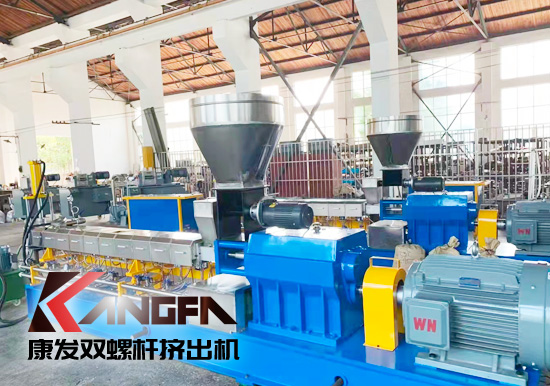 康發JSH-75雙螺桿擠出機成套設備組裝并檢驗合格后發貨裝車至客戶工廠