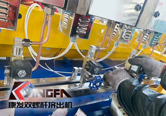 展會(huì)播報(bào)：第四屆中國(guó)·滄州塑料產(chǎn)業(yè)博覽會(huì)開(kāi)展，展示內(nèi)容包括各類(lèi)雙螺桿擠出機(jī)設(shè)備、輔助設(shè)備及其它塑料產(chǎn)業(yè)相關(guān)