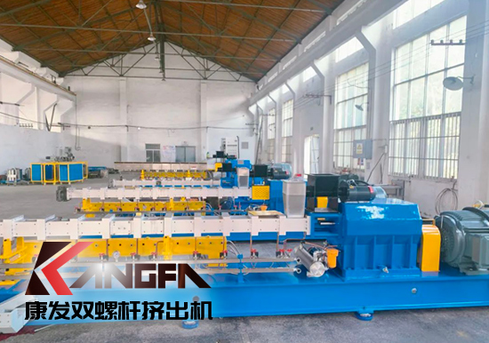 抗高溫戰(zhàn)酷暑，掀起生產(chǎn)熱潮——康發(fā)雙螺桿擠出機生產(chǎn)車間高溫“烤”驗不服“暑”