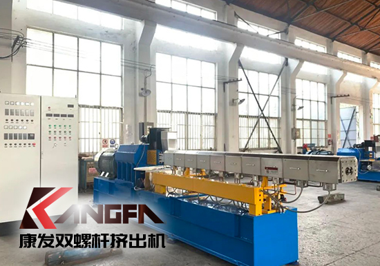 抗高溫戰(zhàn)酷暑，掀起生產(chǎn)熱潮——康發(fā)雙螺桿擠出機生產(chǎn)車間高溫“烤”驗不服“暑”