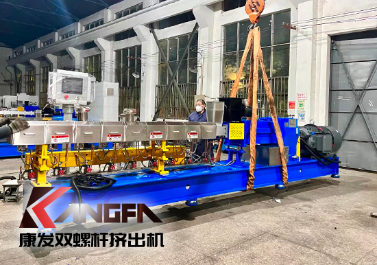 臨近年底，雙螺桿擠出機發(fā)貨忙,全力以赴為市場！