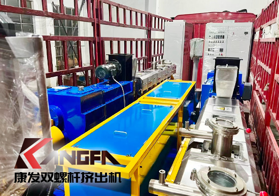 臨近年底，雙螺桿擠出機發(fā)貨忙,全力以赴為市場！