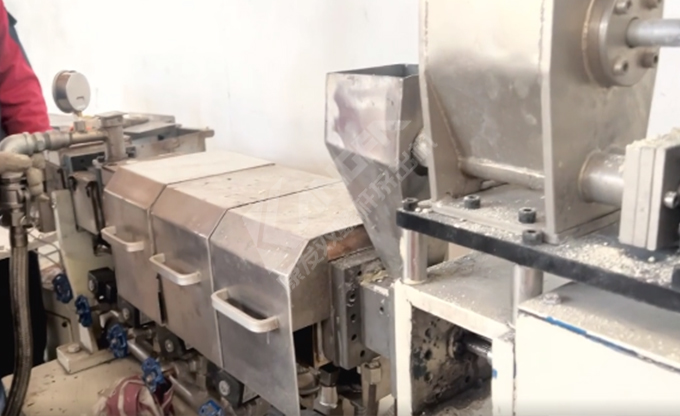 康發雙螺桿擠出機小型試驗機又開始轉動啦！