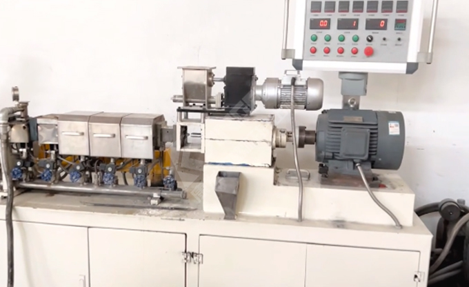 康發雙螺桿擠出機小型試驗機又開始轉動啦！