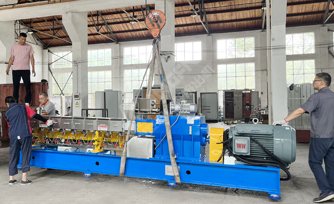 康發JSH-65雙螺桿擠出機組完成裝配與檢驗，裝車發往客戶項目場地。