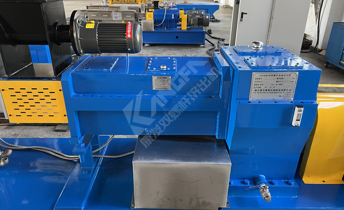 新年伊始，康發雙螺桿擠出機成功裝車發貨，助力客戶生產效率再上新臺階