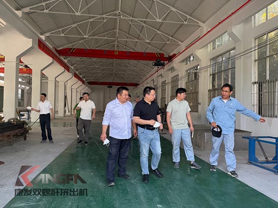 中石化石科院院長李明豐率隊蒞臨康發雙螺桿擠出機調研廢塑料循環利用項目