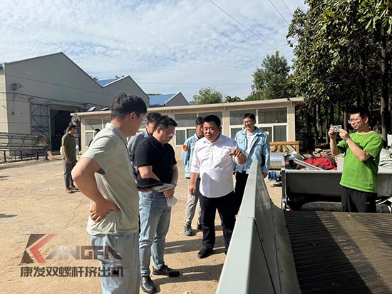 中石化石科院院長李明豐率隊蒞臨康發雙螺桿擠出機調研廢塑料循環利用項目