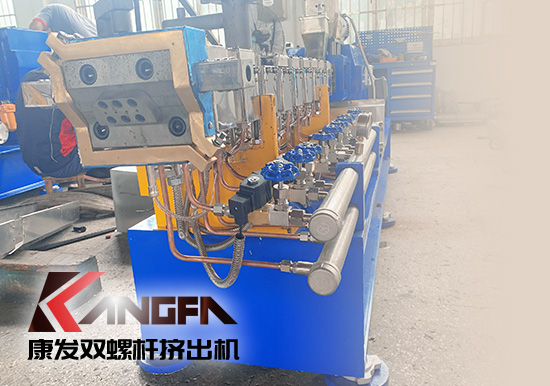 對沖疫情影響，著力把握業績增長新引擎！康發雙螺桿擠出機成套設備出口發貨中！