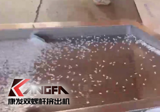 雙螺桿擠出機制造！追求品質，精益求精！康發雙螺桿帶料試機