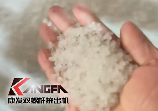 水下切粒雙螺桿擠出機機組安裝調試生產！深耕于雙螺桿擠出機行業！相信我們！您會獲取更大的利益！！！